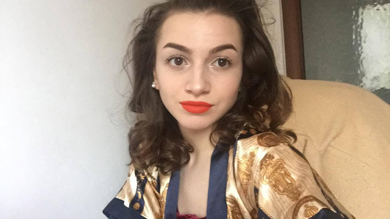 Sexy Pale White Teen shows her beautiful body