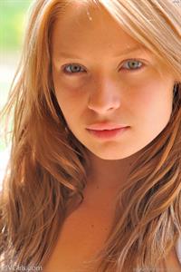 Nikkie in stockings shows off her long labia