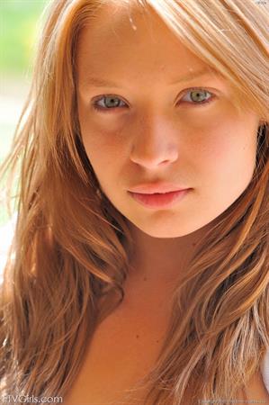 Nikkie in stockings shows off her long labia