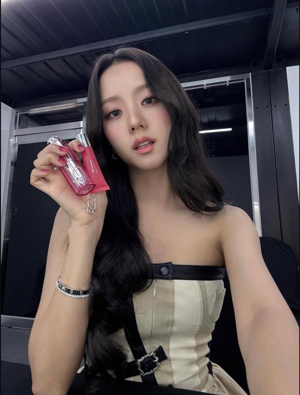 Jisoo (Kim Ji-soo)