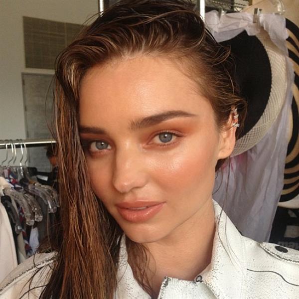 Miranda Kerr taking a selfie