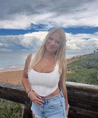 Grace is a beautiful Instagram babe who frequently shows her stunning PAWG body.