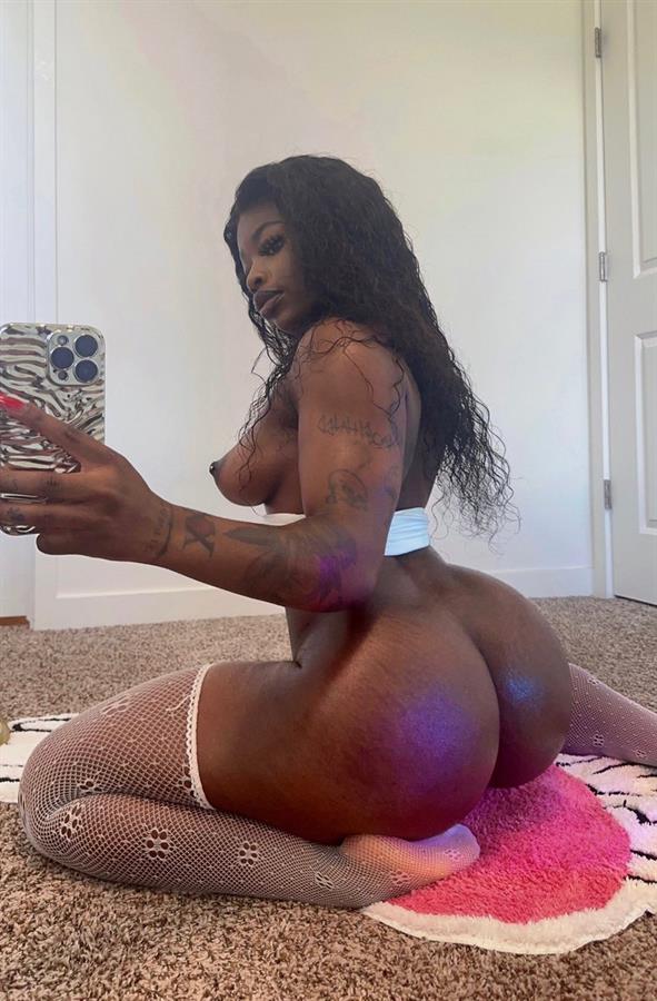 May Hashira taking a selfie