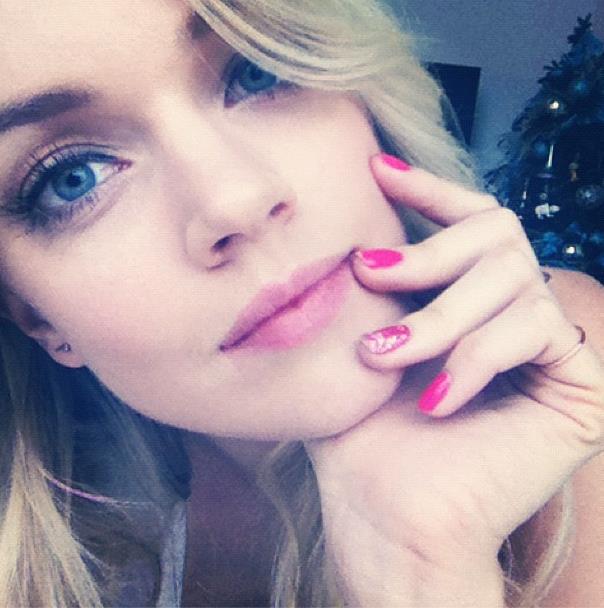 Lindsay Ellingson taking a selfie
