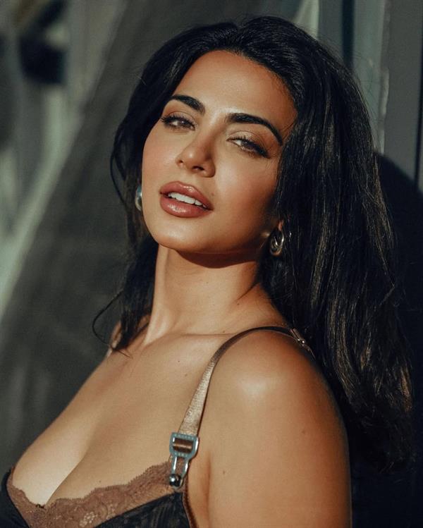 Emeraude Toubia in lingerie