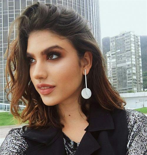 Giovanna Grigio taking a selfie