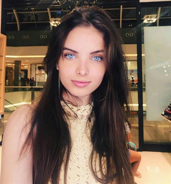 Giovanna Chaves taking a selfie