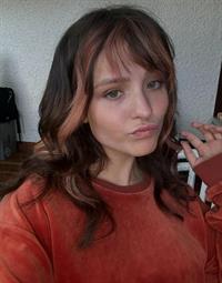 Larissa Manoela taking a selfie