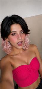 Nati Tulipa taking a selfie