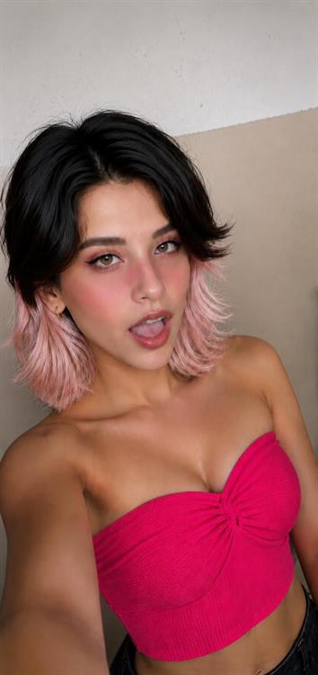 Nati Tulipa taking a selfie