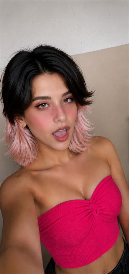 Nati Tulipa taking a selfie