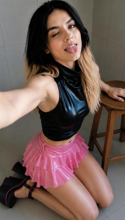 Nati Tulipa taking a selfie