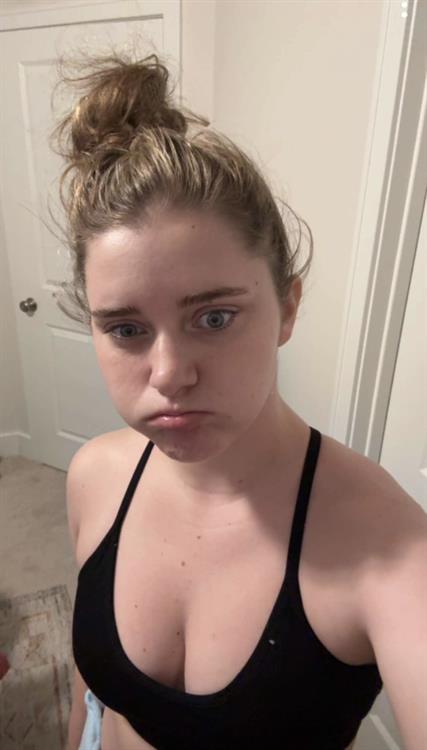 Kylieschuch taking a selfie