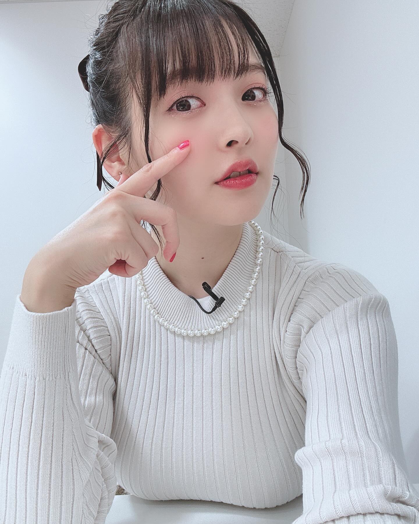 Sumire Uesaka taking a selfie