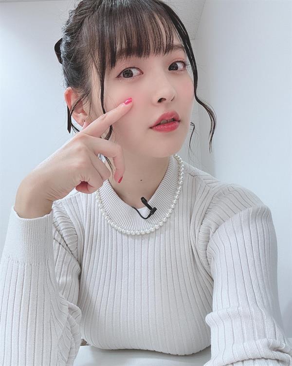 Sumire Uesaka taking a selfie