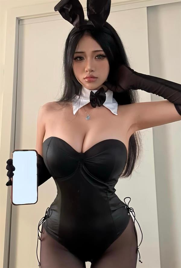 Luc Vu Ky Duyen taking a selfie