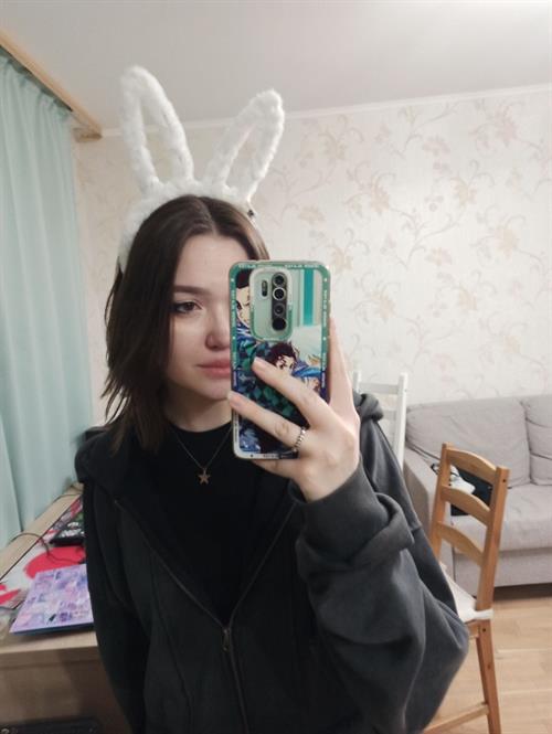 Valorant_girl taking a selfie