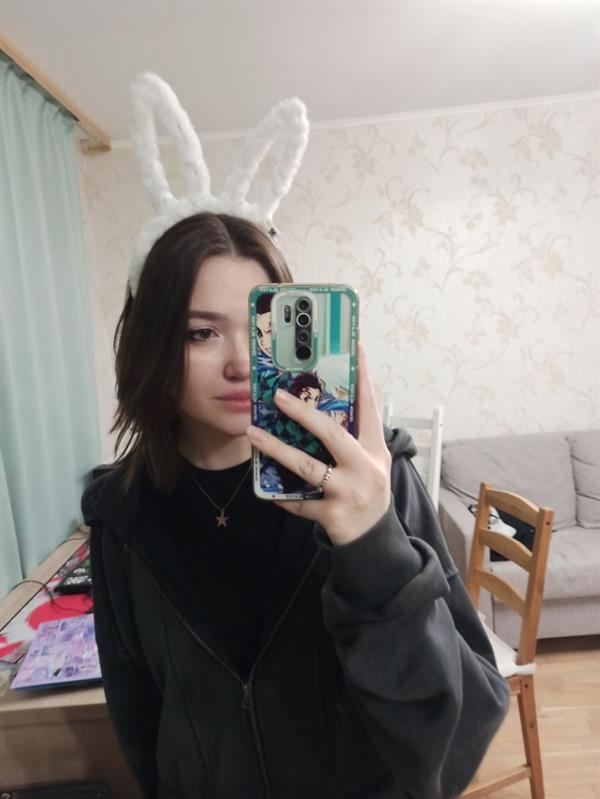 Valorant_girl taking a selfie
