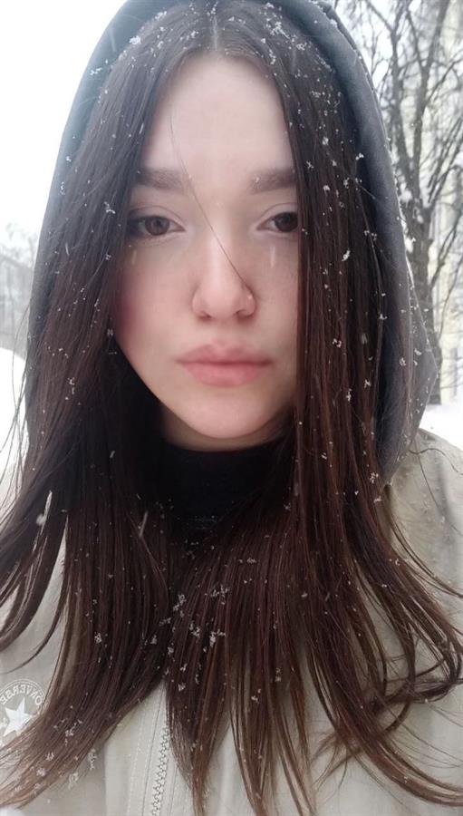 Valorant_girl taking a selfie