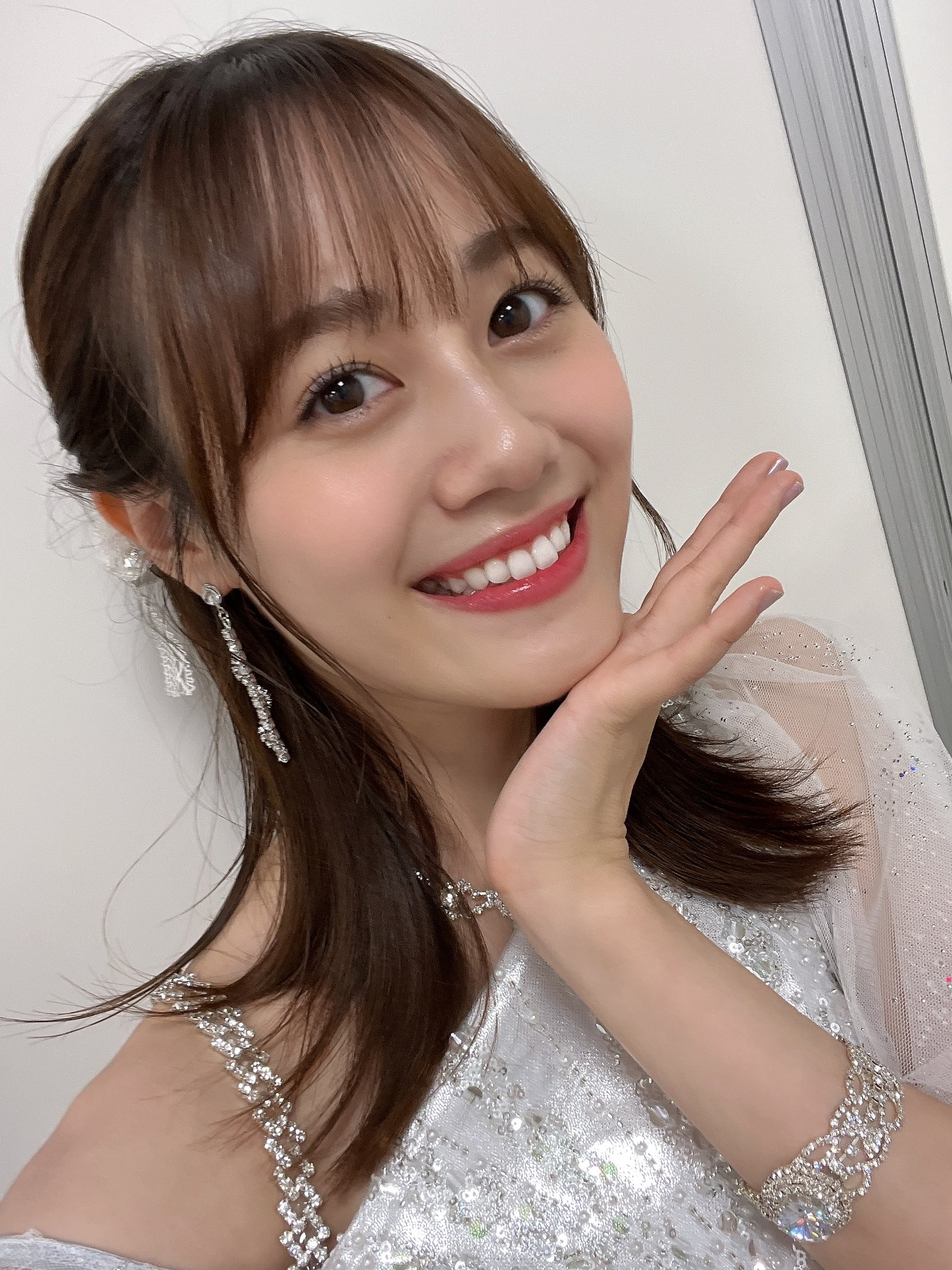 Miku Ito taking a selfie