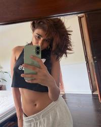 Shalini Pandey taking a selfie