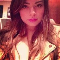 Miranda Cosgrove taking a selfie
