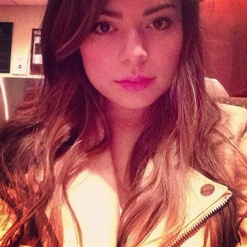 Miranda Cosgrove taking a selfie