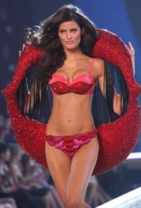 Isabeli Fontana in lingerie