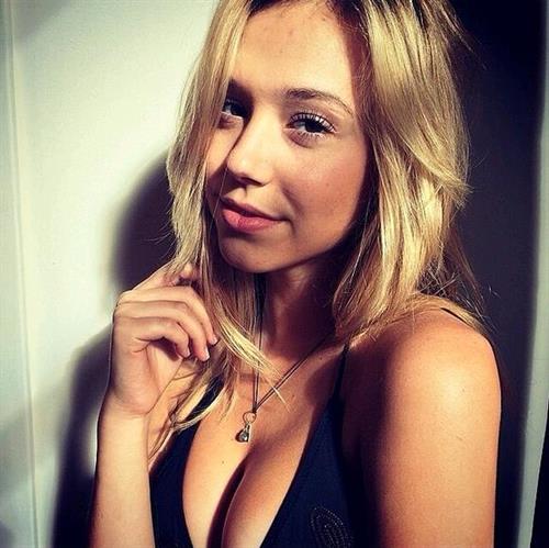 Alexis Ren