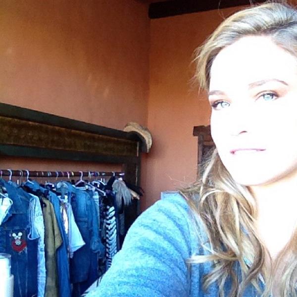 Bar Refaeli taking a selfie