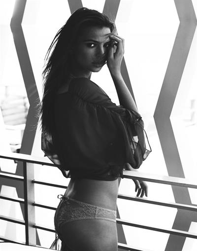 Emily Ratajkowski in lingerie